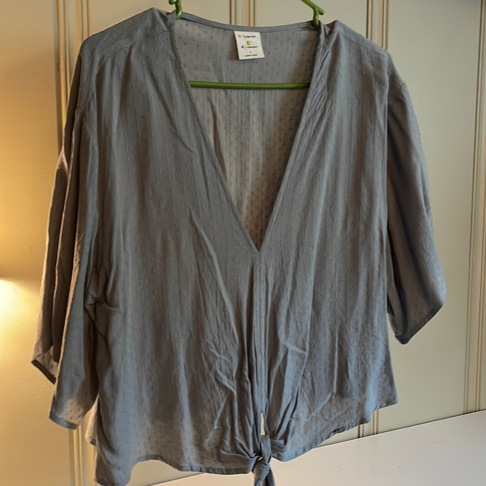 Light blue/grey top